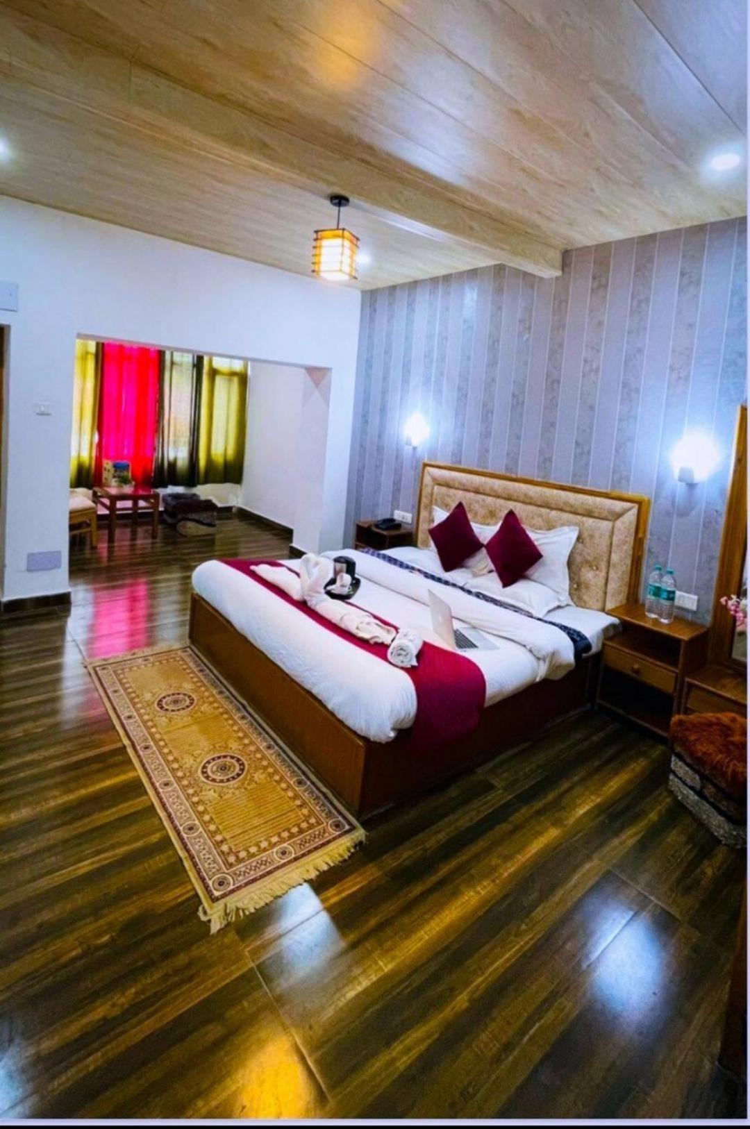 Hotel Hilltop At Mall Road Manali With Open Terrace Exterior photo